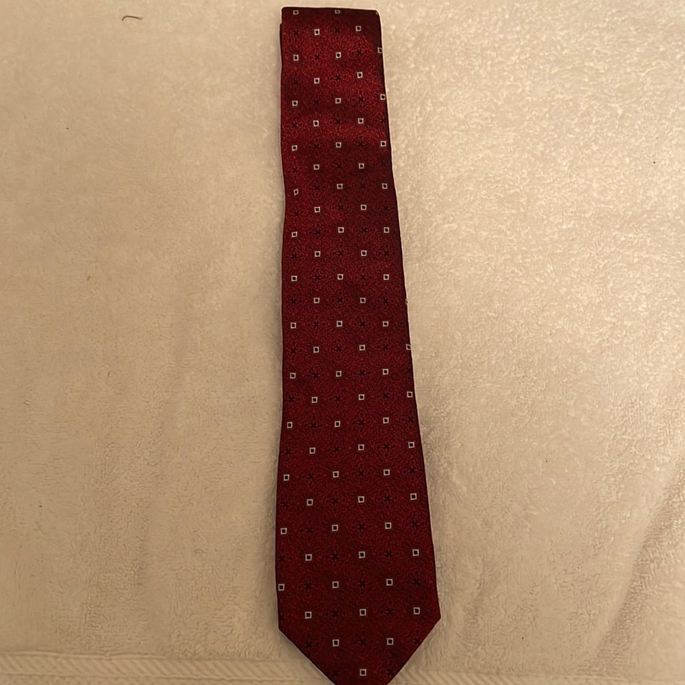 Daniel cremieux mens 100 percent silk tie made in Italy.